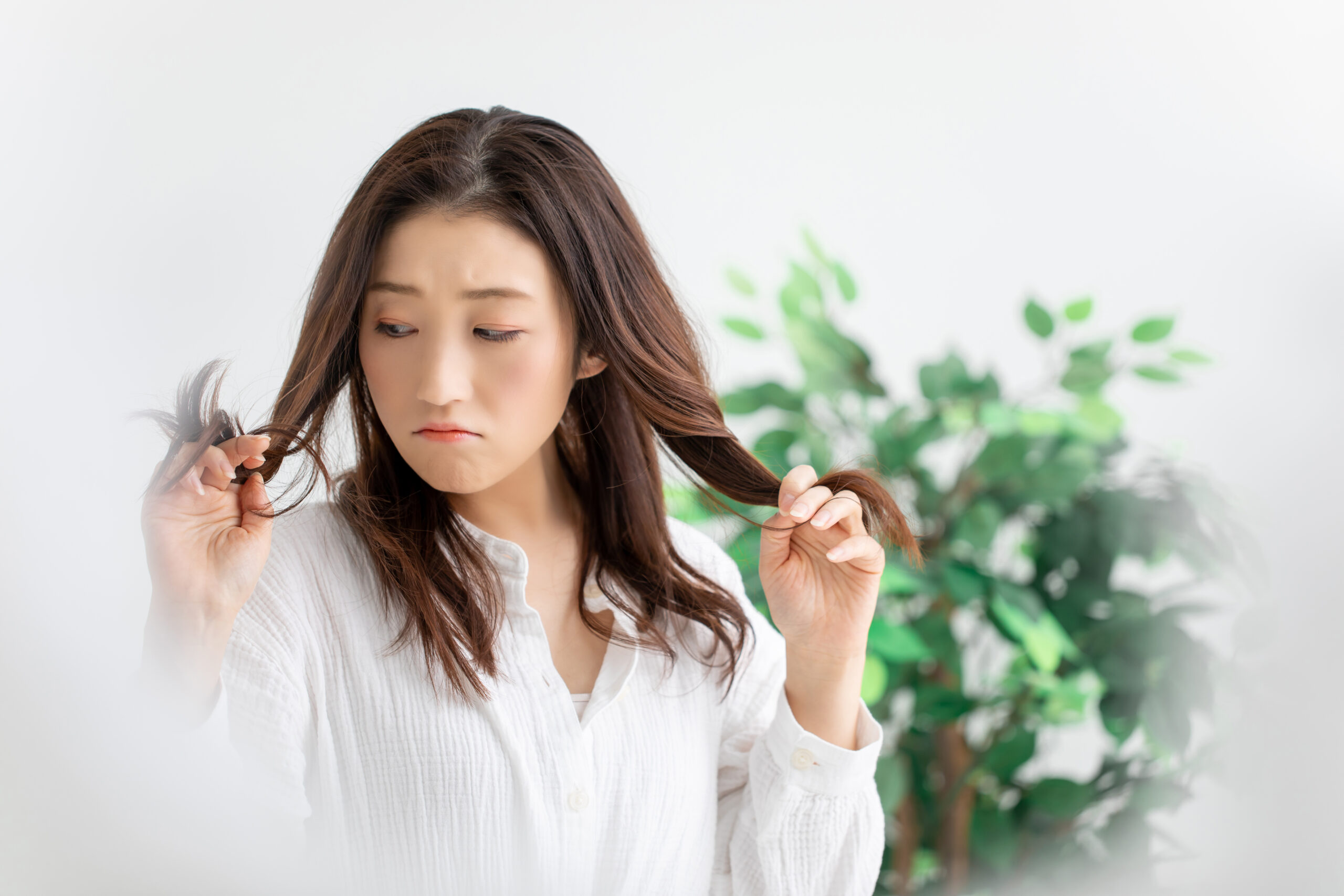 髪に悩む女性